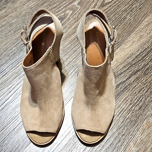 Tommy Hilfiger Shoes - Tommy Hilfiger Beige Suede Shoes 9M